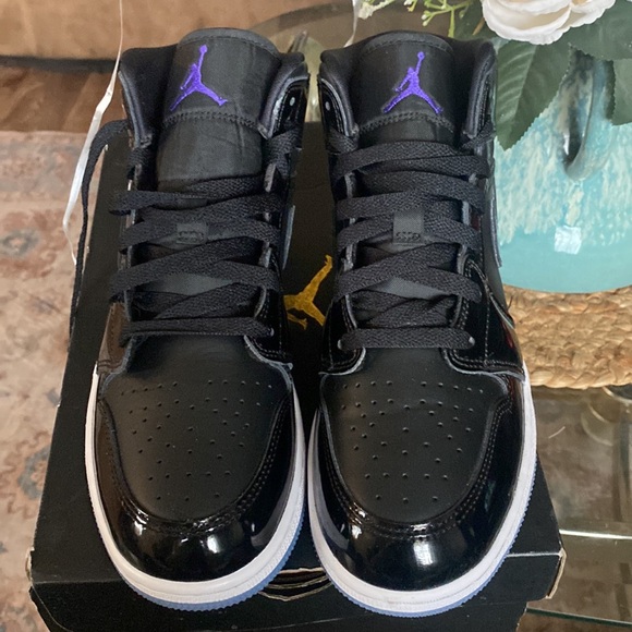 NEW AIR JORDAN 1 MID (GS) - Picture 2 of 7